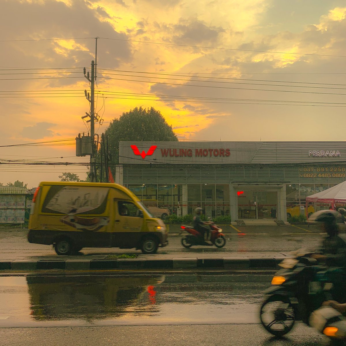 sisilainpetrik's tweet image. old tone, gatau merk filmnya apa tapi oldtone.

#WithPhone
Part 2 dari Romantisasi Surabaya + Darjo awoakoakao