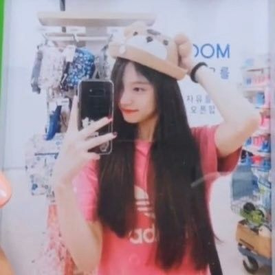 xennryj's tweet photo. helppp??? yeji predebut is so pretty https://t.co/Op8wN5Clwo