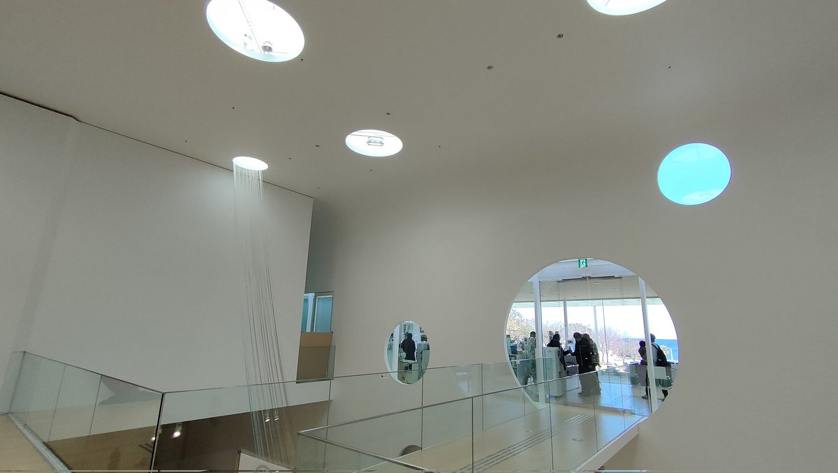 ys09299's tweet photo. 横須賀美術館 ／ 山本理顕

吹き抜けが展示スペースとロビーを一体にし、ロビーから覗き込む人と吹き抜けを見上げる人との関係が面白いと感じた https://t.co/mRIzlxGADd