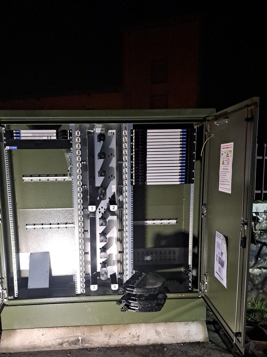 [VANDALISME]🔈🛠 Samedi 2 mars, un acte de #vandalisme a eu lieu sur la commune d’Hadol dans le département des #vosges. Un Sous-Répartiteur Optique (SRO) du réseau Losange a été incendié.
⤵️