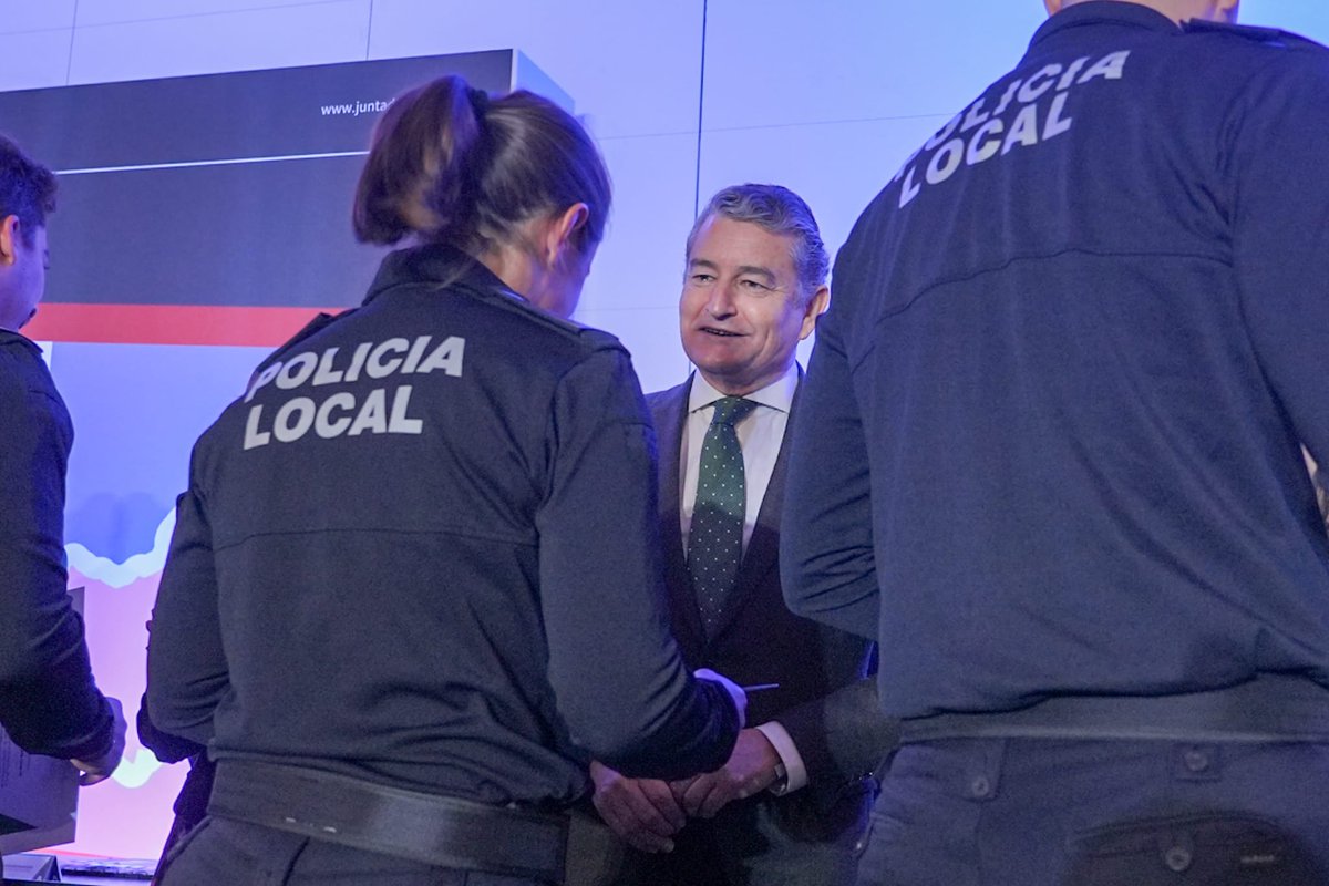 antoniosanz's tweet photo. Es un honor presidir la clausura del Curso de Ingreso en la Policía Local de Andalucía de @IespaJunta.

Felicidades a los 163 nuevos agentes que fortalecerán la seguridad en 52 municipios. Con ellos, ya son 901 formados en las últimas cuatro promociones. https://t.co/rieFfhpJt0
