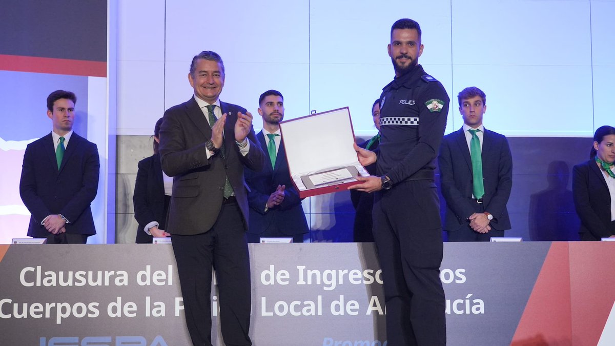 antoniosanz's tweet photo. Es un honor presidir la clausura del Curso de Ingreso en la Policía Local de Andalucía de @IespaJunta.

Felicidades a los 163 nuevos agentes que fortalecerán la seguridad en 52 municipios. Con ellos, ya son 901 formados en las últimas cuatro promociones. https://t.co/rieFfhpJt0