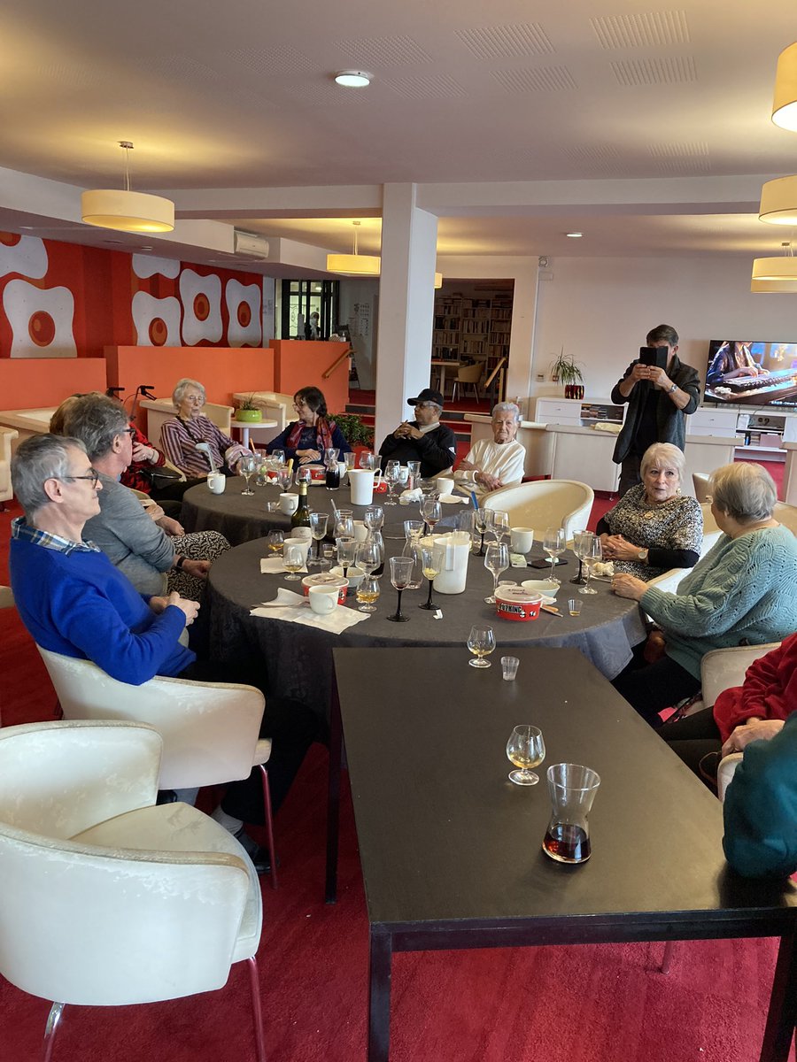 Repas asiatique et lecture de l’astrologie chinoise. Merci Micheline pour ce moment partagé #senioriales #convivialité #marseilleStLoup