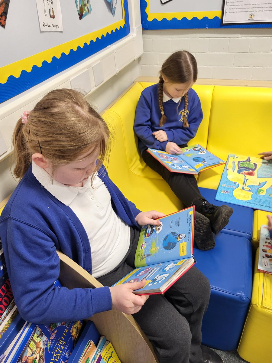 MrsH_HCPS's tweet photo. We love our weekly visits to the school library  📚 @HuttonCran #5waystowellbeing https://t.co/ftQTsdJvvr