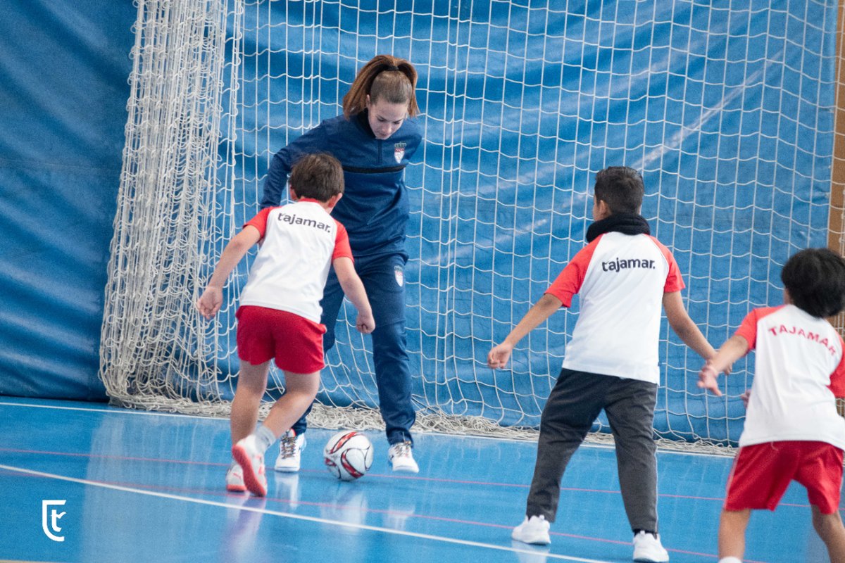 'Peque', @pgmota7 de la Selección de Fútbol Sala Femenina visita a alumnos de Primaria para fomentar y conocer el fútbol sala. ¡No todos los días se juega con de las mejores jugadoras del mundo ! Gracias por tu visita. #FútbolSala #Colegio