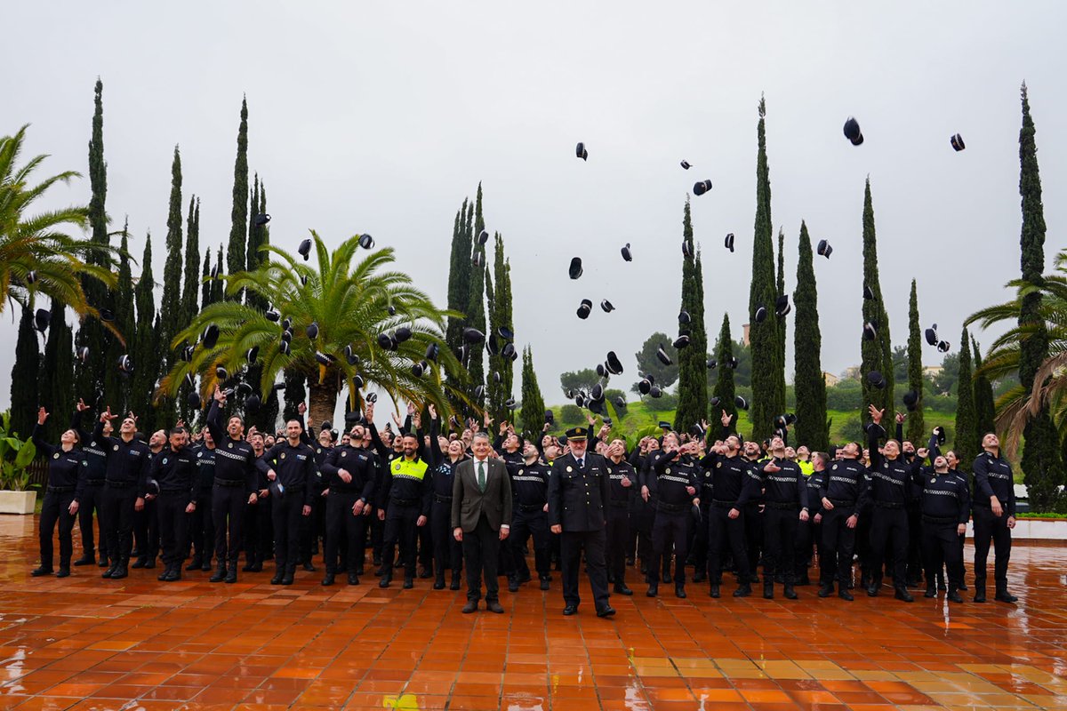 InteriorJunta's tweet photo. El consejero @antoniosanz preside la clausura del Curso de Ingreso en la Policía Local de Andalucía de @IespaJunta.

Felicidades a los 163 alumnos que, con dedicación y esfuerzo, se sumarán a 52 municipios para fortalecer la seguridad ciudadana. https://t.co/fu5P6hcDSr