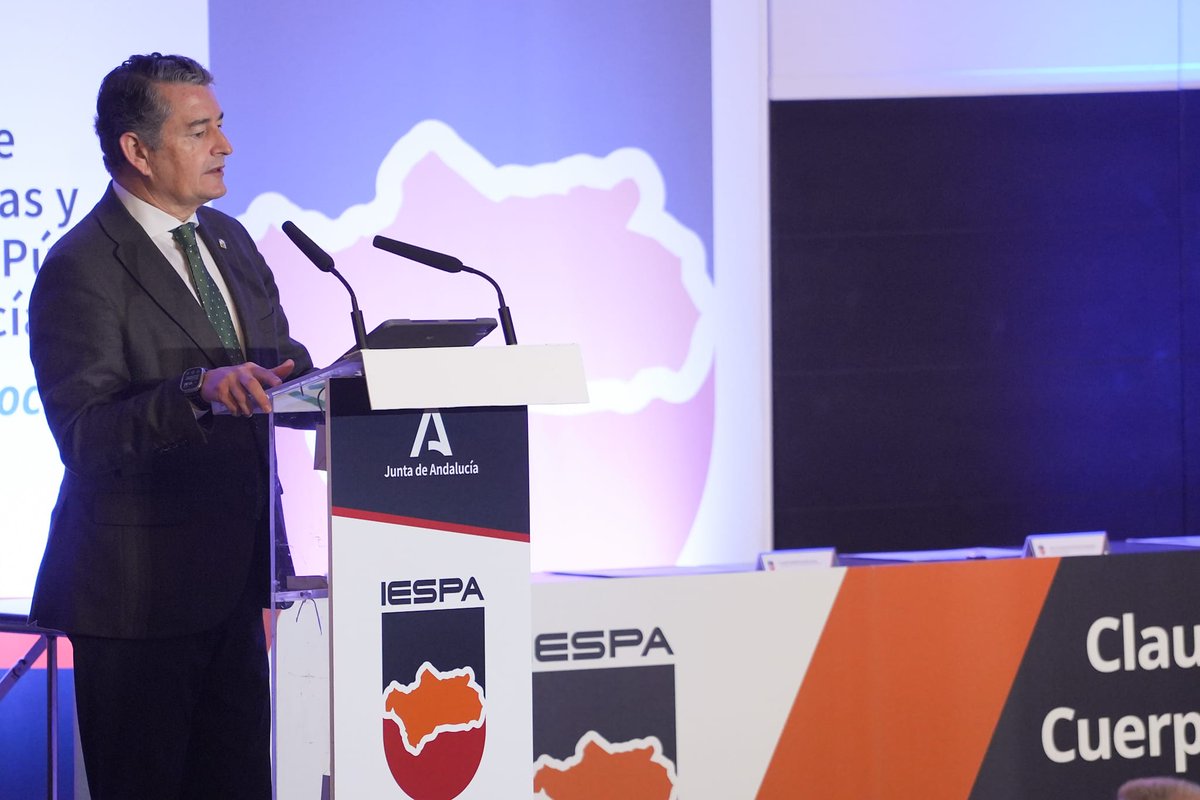 InteriorJunta's tweet photo. El consejero @antoniosanz preside la clausura del Curso de Ingreso en la Policía Local de Andalucía de @IespaJunta.

Felicidades a los 163 alumnos que, con dedicación y esfuerzo, se sumarán a 52 municipios para fortalecer la seguridad ciudadana. https://t.co/fu5P6hcDSr