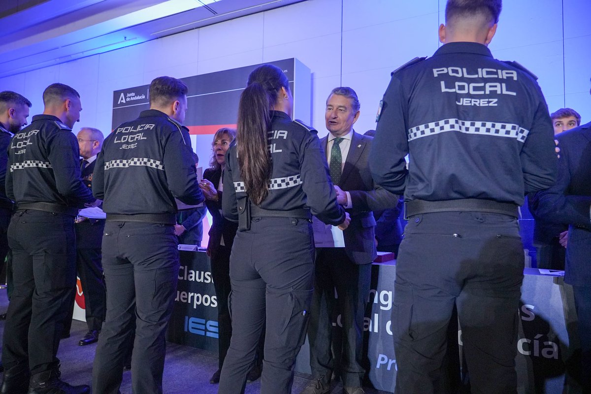 InteriorJunta's tweet photo. El consejero @antoniosanz preside la clausura del Curso de Ingreso en la Policía Local de Andalucía de @IespaJunta.

Felicidades a los 163 alumnos que, con dedicación y esfuerzo, se sumarán a 52 municipios para fortalecer la seguridad ciudadana. https://t.co/fu5P6hcDSr