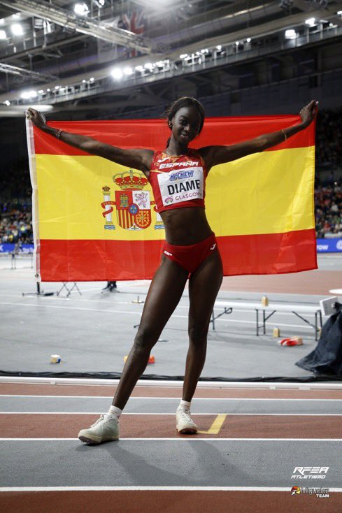 SXTrece's tweet image. Se llama Fátima Diane, es valenciana, y de origen senegalés. 
Ha sido medalla de bronce en salto de longitud, en el campeonato del mundo de atletismo de Glasgow. 
En esta foto sale con la bandera de España, no verás a ninguno de la pulserita alabándola, ni diciendo que es una…