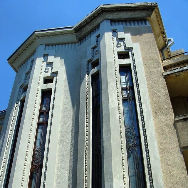 Ploiesti Art Deco “dizzying” heights. #artdeco #ploiești #1930s #oilwealth #balkans #southeasteurope #casedeepoca #valentinmandache
