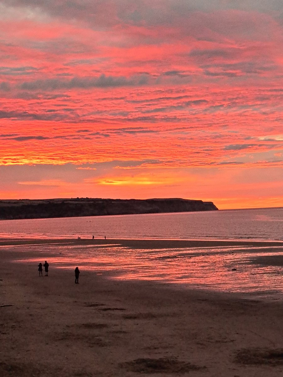 The sun is setting later and later in Whitby, leading us toward the beautiful, warmer Spring months☀️ 
One thing remains the same: the orange and pink painted skies are breath-taking!
#Whitby #Sunset #Yorkshire
📷: <a href="/SteveRaw836/">Steve Raw</a>