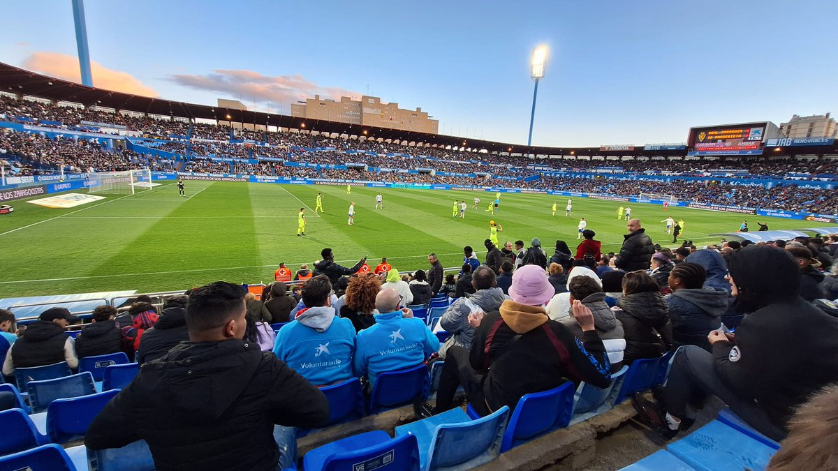 caixabank's tweet photo. 📸Más de 600 personas en riesgo de exclusión y acompañados de nuestros #VoluntariosCaixaBank han ocupado la #GradaSolidariaCaixaBank de la Romareda en las últimas jornadas de #LaLiga 2022/2023.
@RealZaragoza #ElFútbolDeTodos ⚽💙🏃 https://t.co/ZjNLzwTGBq