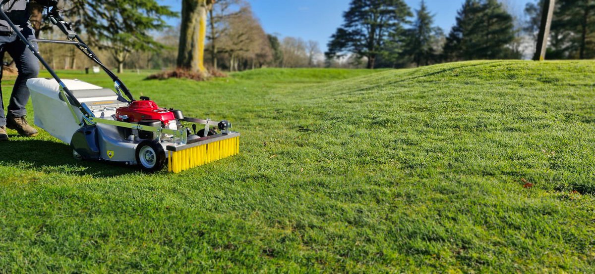 A new Kaaz LM536 Pro Spec roller mower delivered this morning to @BraintreeGC . Lovely little mower and hugely popular. Inexpensive too. Fitted with @CampeyTurfCare front brush. Thanks @Springettliam. @TuckwellGroup