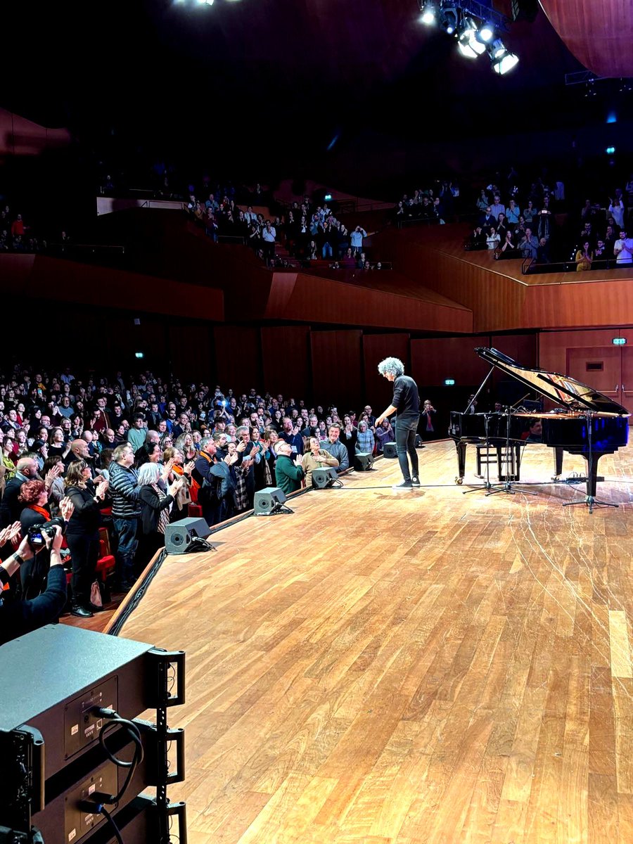 A metà del concerto il dolore alla schiena si è fatto davvero molto intenso. Ho allora cercato di trasformarlo in musica!
Giovanni ♥️

#GiovanniAllevi
#AlleviBackOnStage
#AlleviPianoSoloTour 
#ForzaGiovanni