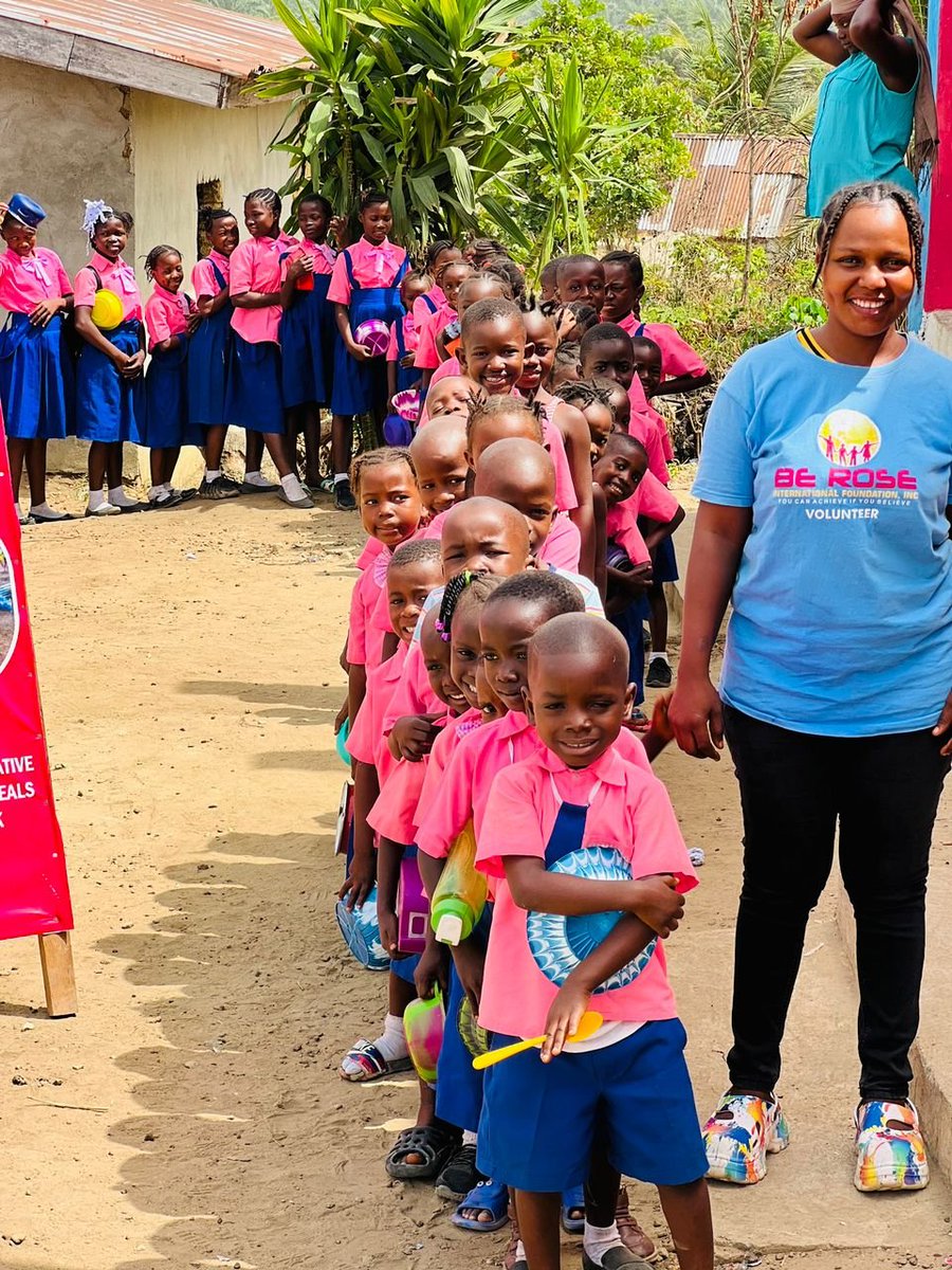 Beroseinternat1's tweet photo. Feeding Kids in Impoverished and poor pace community is our domain.

We take pride in doing it with so much joy #African  #charity @unicefUSA https://t.co/F72gbeXcZO