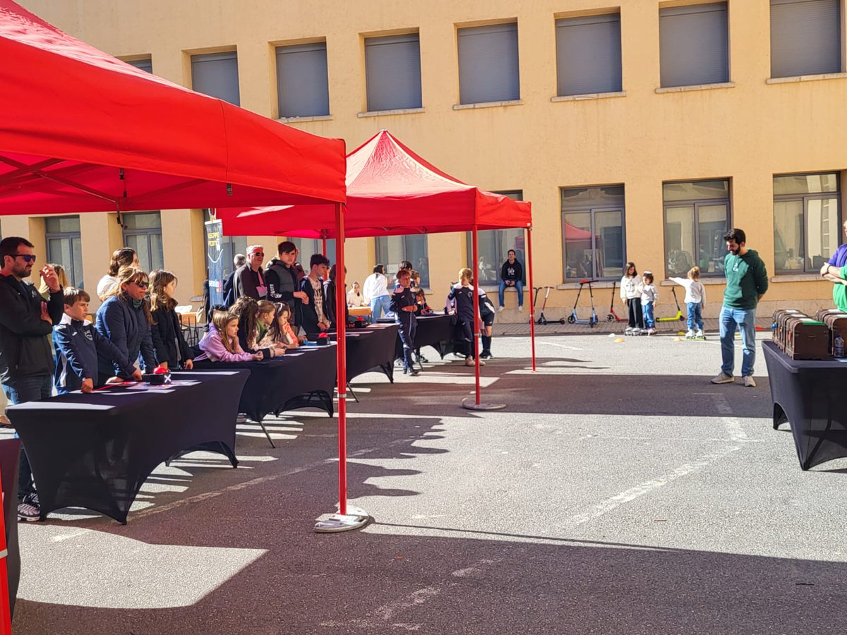 FEMPAlicante's tweet photo. 🚀 ¡Celebramos en @JesuitaAlicante ! 🛴 🚲
Este sábado participamos en una jornada muy especial junto a importantes empresas líderes en #tecnología como 💫#GDVMobility o #PLDSpace💫 para explorar las increíbles oportunidades de #empleo en el sector de la #MovilidadSostenible. https://t.co/IMEweZVB5H