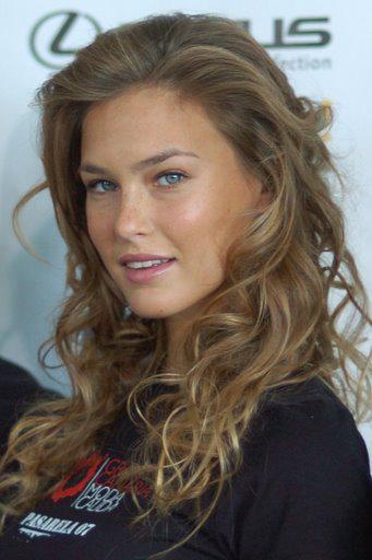 ¡La modelo Bar Refaeli hace que hasta las nubes se sientan inseguras con su belleza! 😂 ¡Hasta el cielo se pone celoso! #BarRefaeli #modelo #belleza