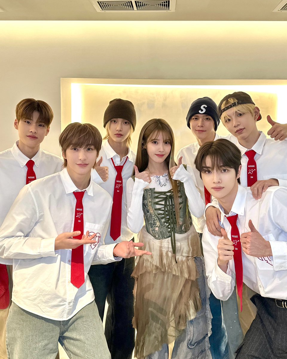 RIIZE_official's tweet image. 누나!!
항상 응원합니다!! 
라이즈 앤톤으로 만나서 반가웠어요~~🧡
남은 H.E.R. 투어도 화이팅입니다!
앞으로도 
아이유 유애나✨라이즈 브리즈.. 뜬다! 🌅

#RIIZE #라이즈 
#RISEandREALIZE
#아이유 #IU
#HER #HER_WORLD_TOUR