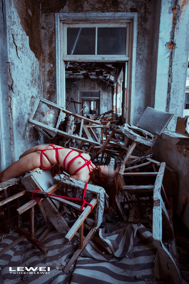 废弃酒楼2～
出镜: @Dreamsing69
#捆绑约拍  #废墟捆绑
#Bondage
各类主题创作拍摄欢迎私我约拍～
投稿：
@Fengsiyuan
@wqganenshi_ https://t.co/Otp01IdhkG