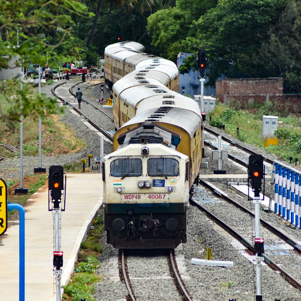 Capturing the graceful serpentine movement of 06701 Madurai-Bodinayakkanur special as it arrives at Bodinayakkanur, gracefully navigating the loop line, criss-crossing the main line with finesse, led by the majestic GOC WDP4B 40067. 🚂✨

PC : Aswath Narayana 

#SouthernRailway