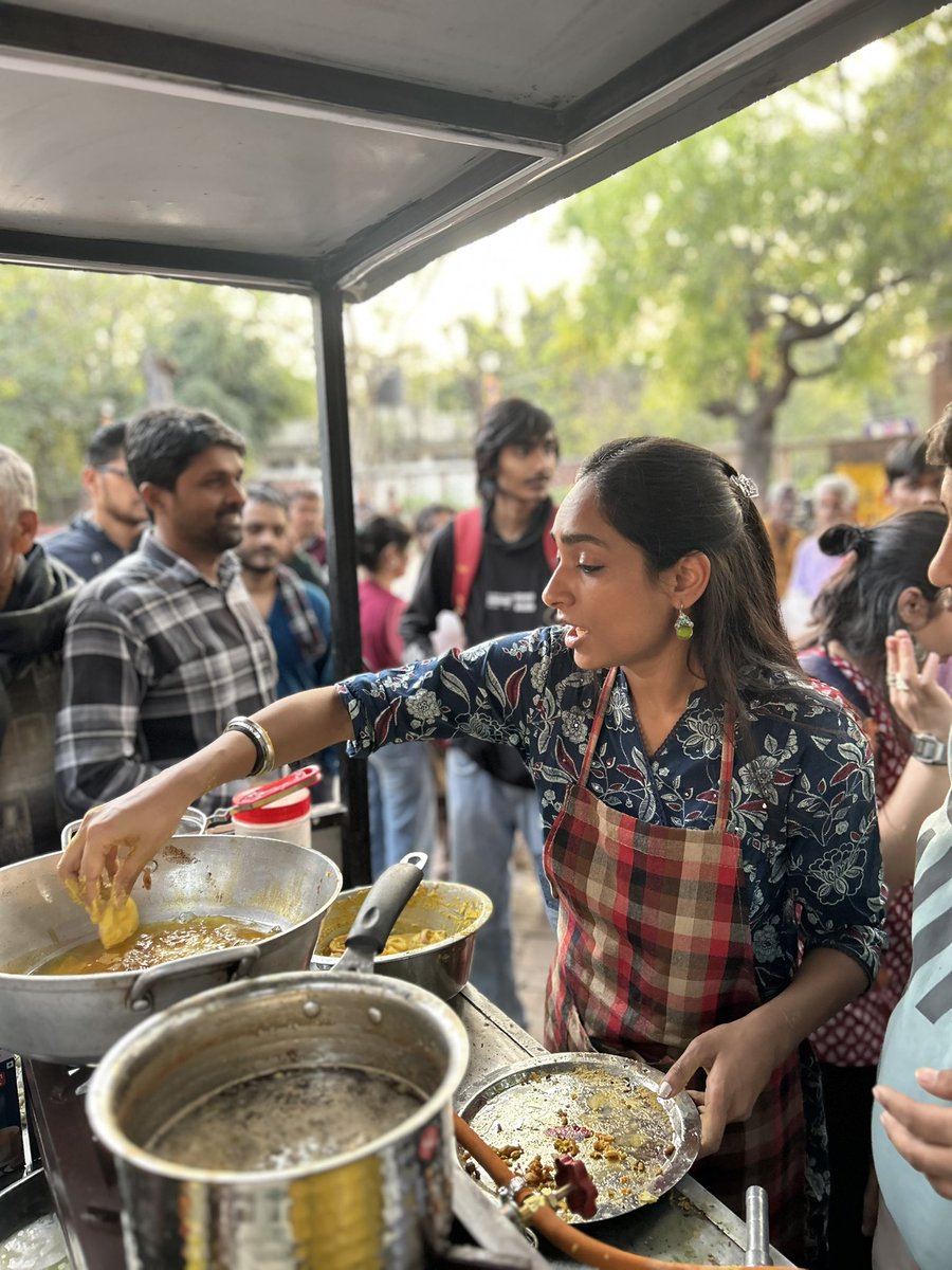 #Phd_पकौड़े_वाली

दिल्ली विश्वविद्यालय की आंदोलनरत बर्खास्त प्रोफेसर <a href="/DrRituSingh_/">Dr Ritu Singh</a> ने दिल्ली यूनिवर्सिटी के बाहर पकोड़े तले, 
बोलीं- "प्रदर्शन करने नहीं दे रहे, नौकरी दे नहीं रहे, मेरी डिग्री फर्जी नहीं है, पकोड़े तलने के अलावा मेरे पास कोई विकल्प नहीं..."