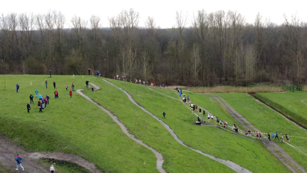 NIEUWS | Wat een prestatie! Ruim 300 deelnemers testten gister hun conditie op de stortheuvels van onze voormalige stortlocatie Braambergen in Almere. De hoogtemeters werden succesvol afgelegd. #braambergencross <a href="/Almere81/">Almere '81</a> #hardlopen #stortplaats #recreatie