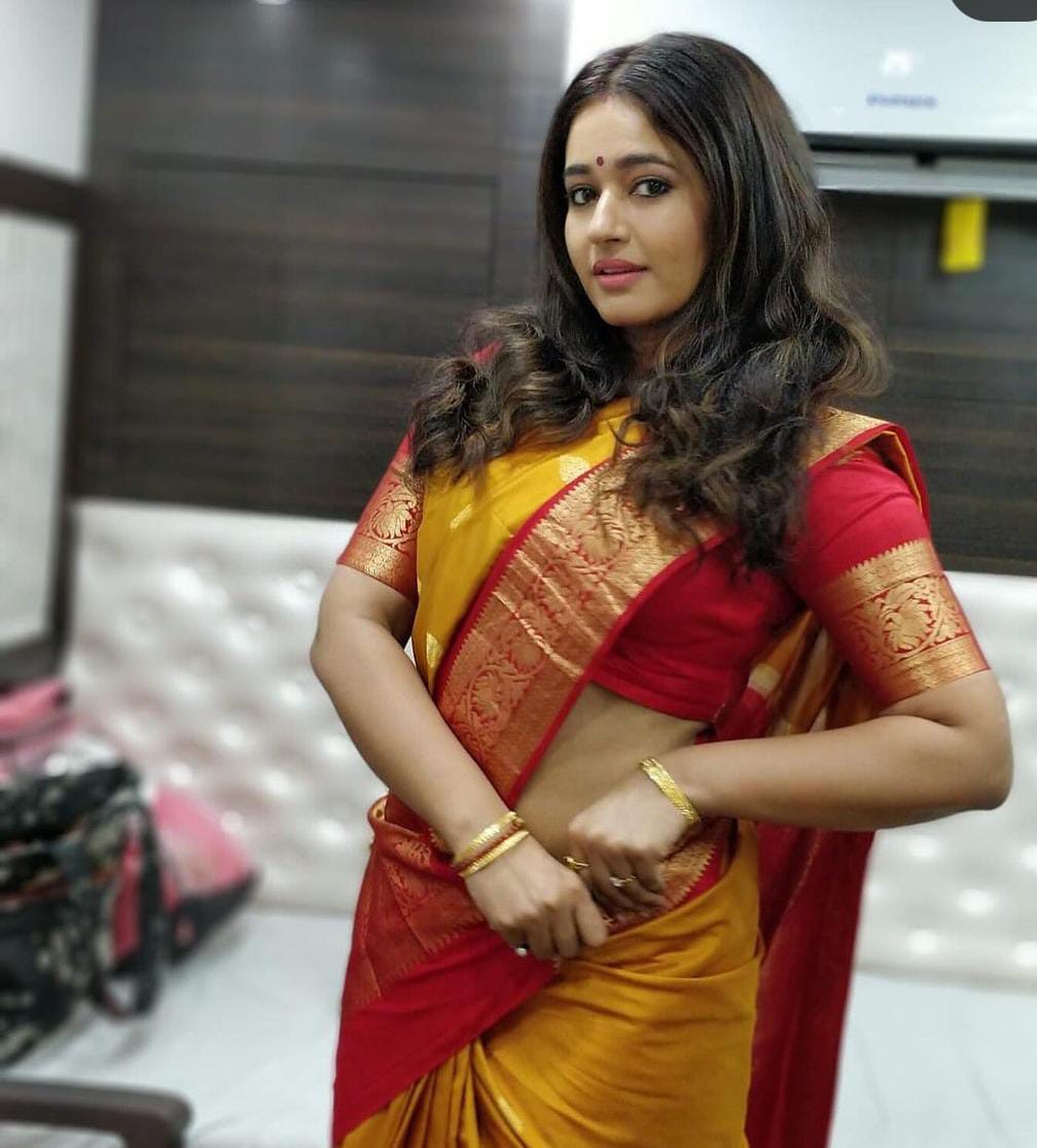 Image Indian Actress Poonam Bajwa Live Chat