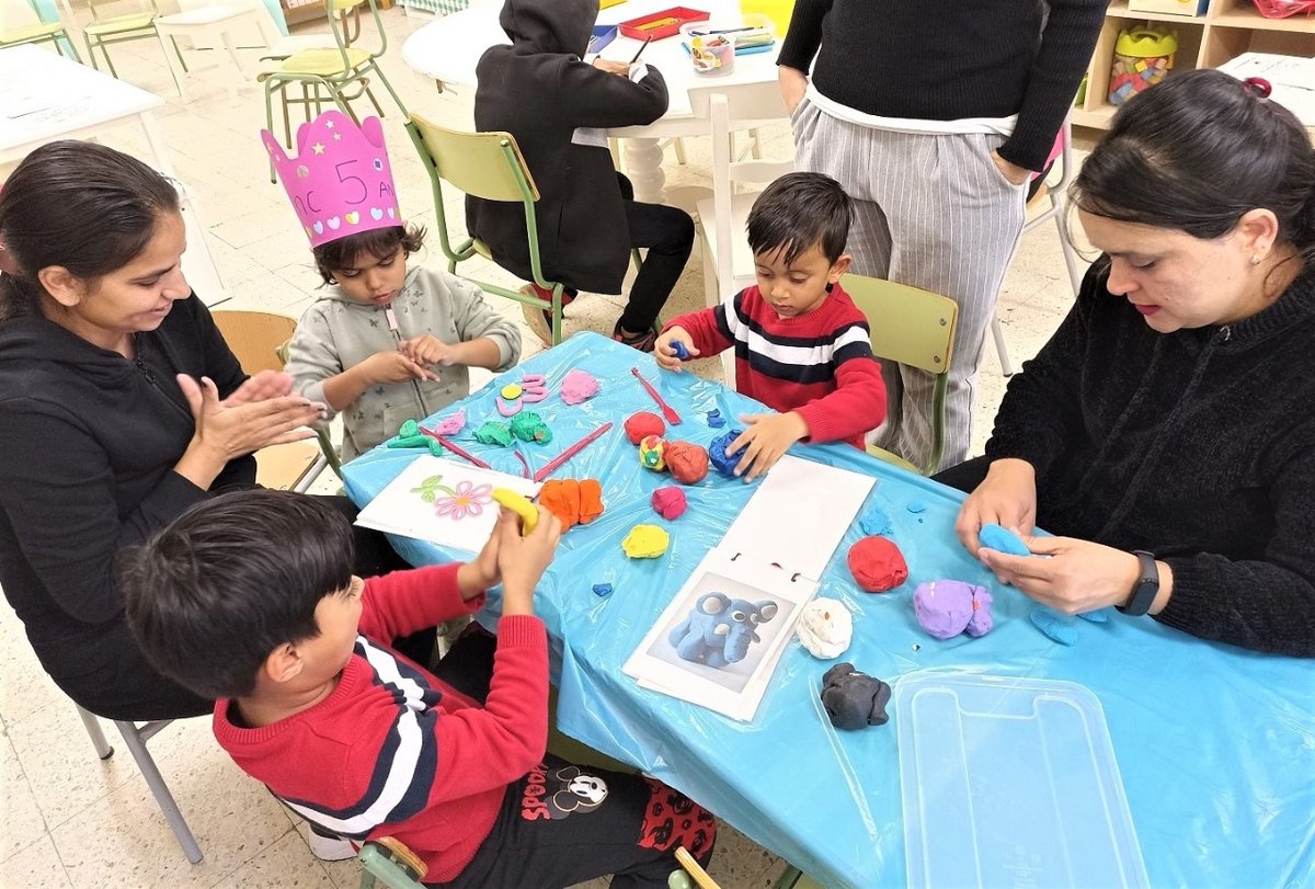 Consorci d'Educació (@consorciedubcn) on Twitter photo 👨👩👧👦 L'acompanyament a les famílies és un dels pilars del projecte educatiu de l'Escola <a href="/ceiplapau/">Escola La Pau</a>.
👥Amb les iniciatives Hola Famílies i Espai Familiar acull i acompanya les noves famílies i ofereix a les famílies de l'escola un espai de creixement.
Mésℹ️ bloc.edubcn.cat/?p=10529 👨👩👧👦 L'acompanyament a les famílies és un dels pilars del projecte educatiu de l'Escola <a href="/ceiplapau/">Escola La Pau</a>.
👥Amb les iniciatives Hola Famílies i Espai Familiar acull i acompanya les noves famílies i ofereix a les famílies de l'escola un espai de creixement.
Mésℹ️ bloc.edubcn.cat/?p=10529