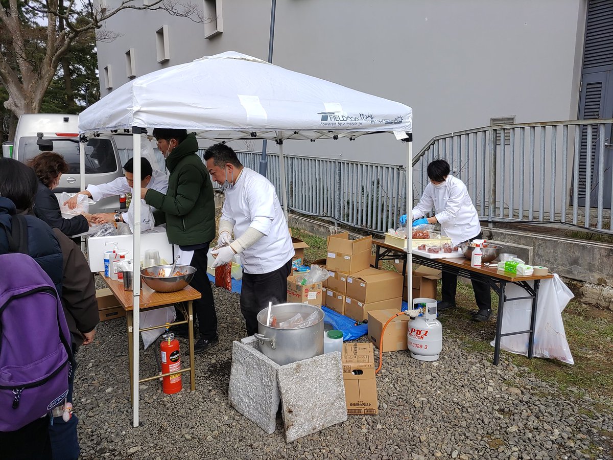 JuzoShrine's tweet photo. 3/4 本日の炊き出しイベント、沢山の方におこし頂いて大盛況でした。久しぶりに美味しいものを食べて明るい笑顔あふれる１日になりました。遠くから被災者のために集まって頂いた皆様に心から感謝と御礼を申し上げます！
私もラーメンとパスタを頂きました。今年初めてのインスタントじゃないラーメンとお店のパスタ！美味しかったです。ありがとうございました🙏