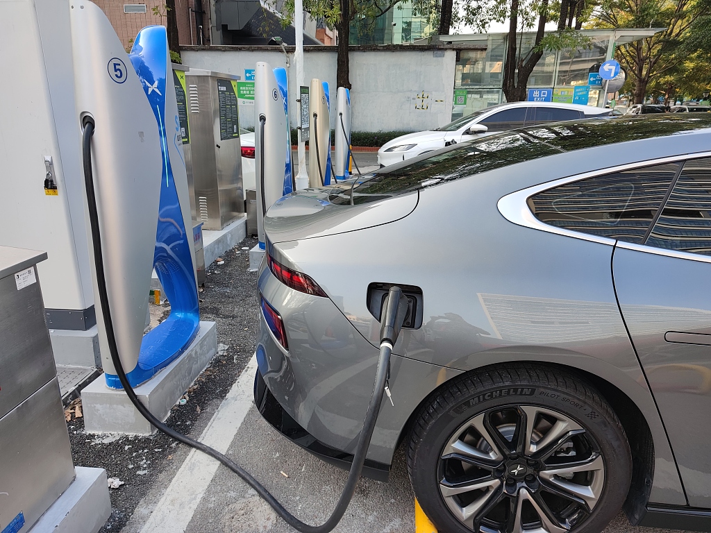 With the rising popularity of #NEVs, China's Ministry of Transport plans to build 3,000 charging piles and 5,000 rechargeable parking spots at freeway service areas this year. #AutoChina #ChargingInfrastructure 👉brnw.ch/21wHxJ9