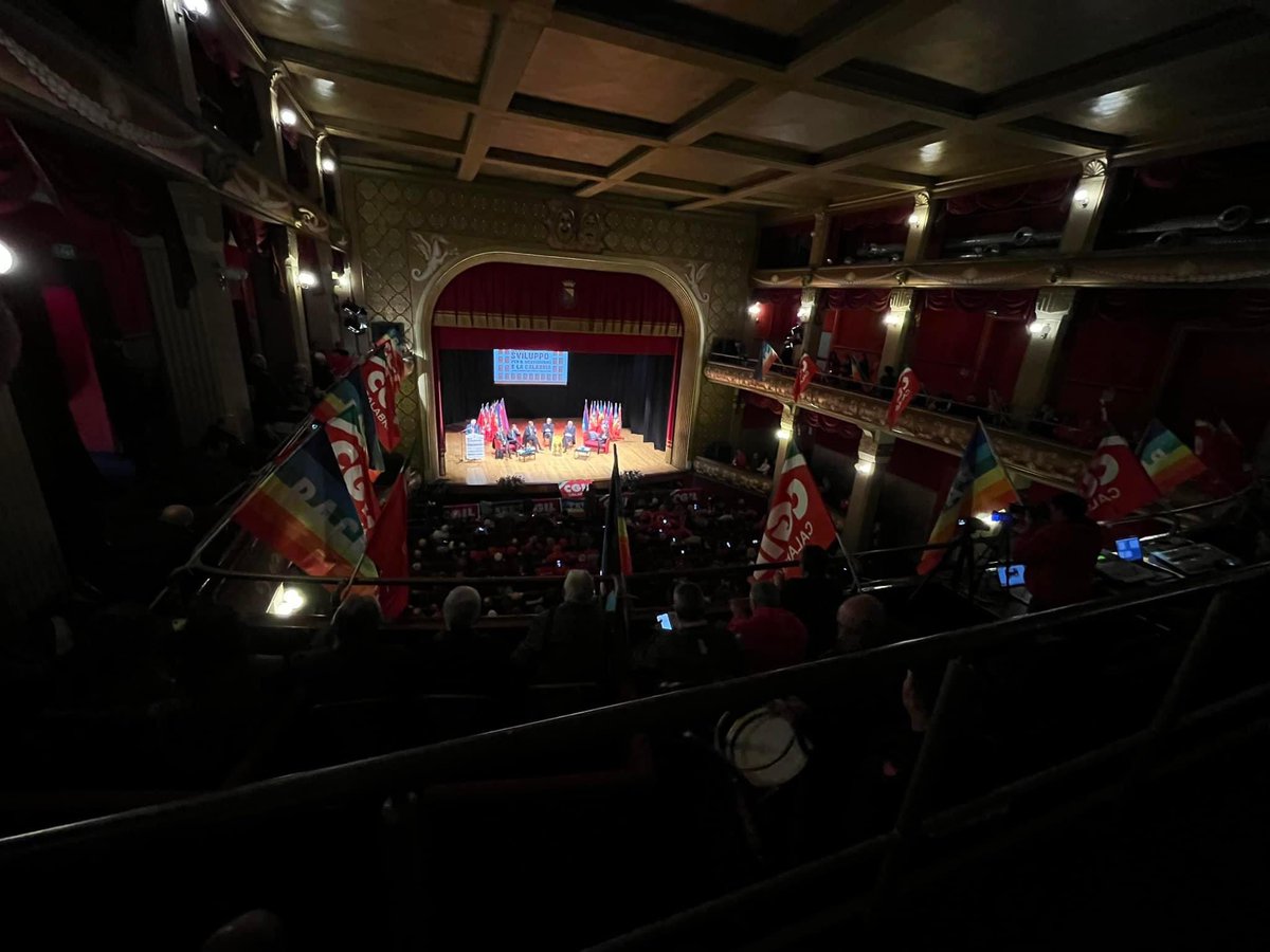 emascalzo's tweet photo. Maurizio Landini (CGIL) al Teatro Grandinetti di Lamezia T.(CZ) “Quale sviluppo per il Mezzogiorno e la Calabria”. @cgilnazionale @CgilCalabria https://t.co/LWkWroX0W0