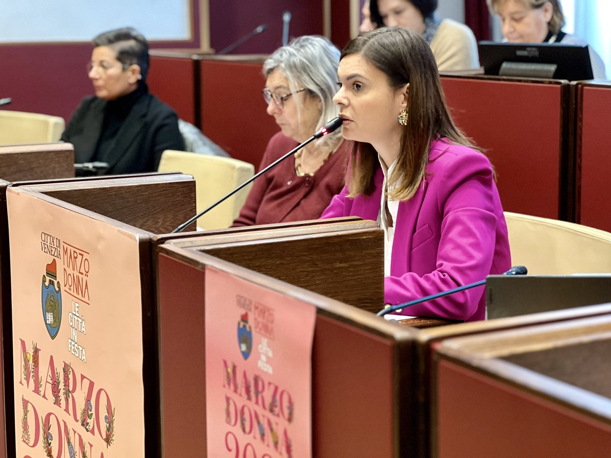 comunevenezia's tweet photo. 🎀 Un mese di eventi per ricordare le #conquiste sociali, politiche ed economiche delle #donne: prende il via #MarzoDonna!
🌸 Anche quest’anno porterà in tutto il territorio veneziano spettacoli teatrali, concerti, performance artistiche e di danza, rassegne cinematografiche, manifestazioni sportive e culturali per dare voce e spazio all'"universo donna" in tutte le sue accezioni e sfumature
📍 È in corso la conferenza stampa di presentazione del programma, a cui prende parte la presidente del Consiglio comunale Ermelinda Damiano
👉 Maggiori dettagli sul calendario di iniziative: https://t.co/cQoF8zis9c