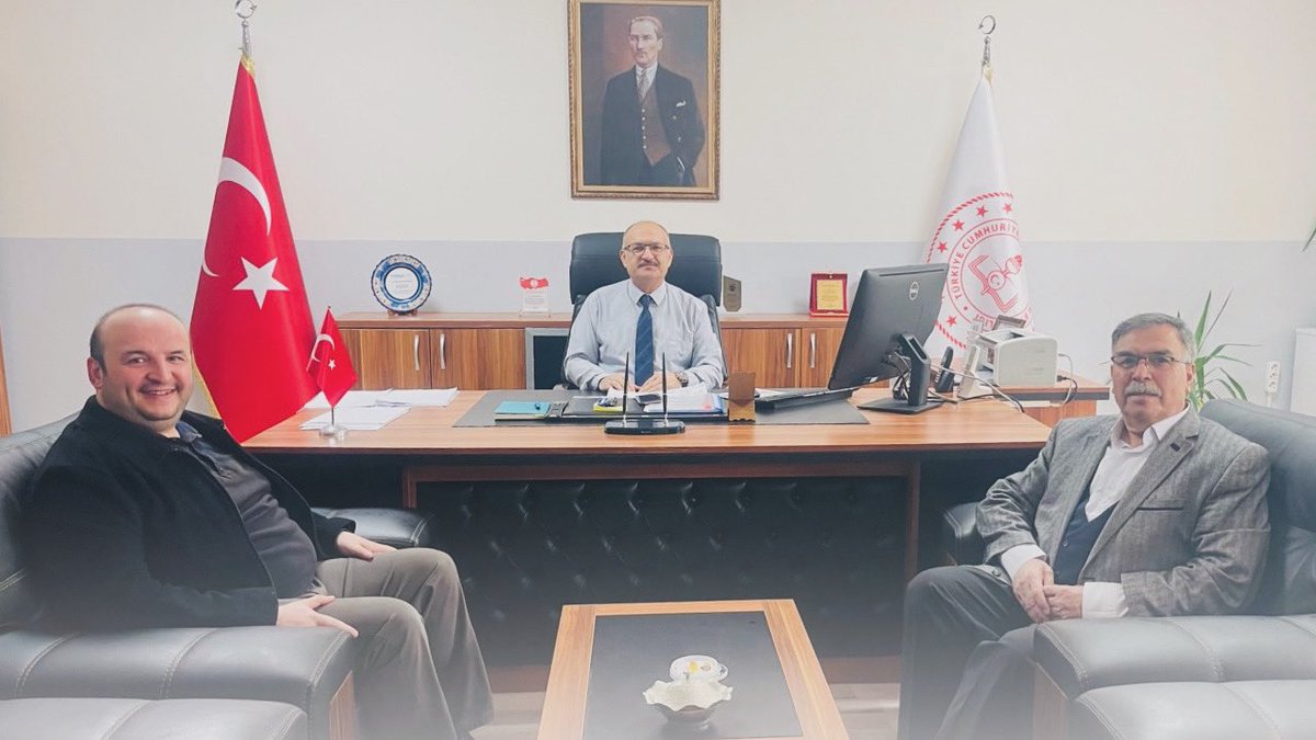 Özel Ayyüzler Özel Eğitim ve Rehabilitasyon Merkezi kurum sahibi Hasan YEŞİLYURT ile kurum müdürü Ramazan TUNA, İlçe Millî Eğitim Müdürümüz Mahmut BAHADUR’u makamında ziyaret etti.
 Nazik ziyaretleri ve ikramları için kendilerine teşekkür ederiz.
<a href="/kutahyamem/">Kütahya İl Millî Eğitim Müdürlüğü</a>
<a href="/BasyigitHasann/">Hasan BAŞYİĞİT</a>