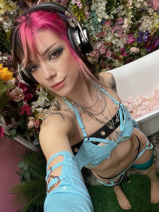 think I&rsquo;ll post a new singing video tomorrow. It&rsquo;s been awhile.😼✨ https://t.co/gyZ9d0W2yZ