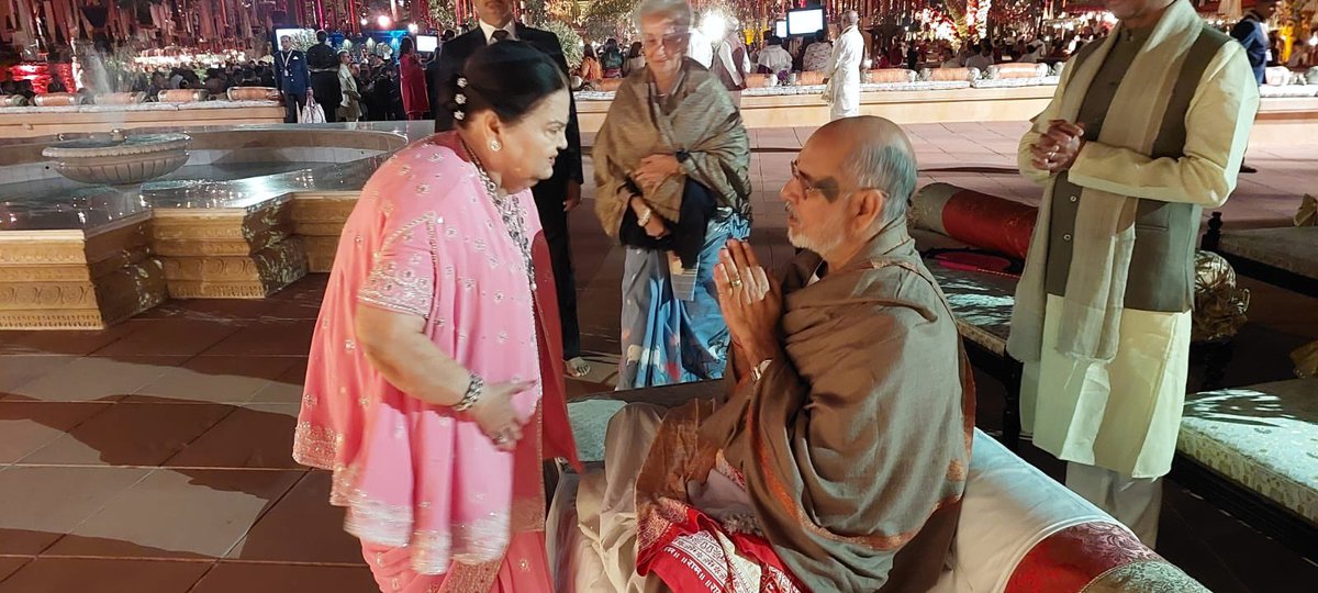 PPBhaishri's tweet photo. भारतीय सनातन धर्म की सभ्यता, संस्कार एवम् परंपरा को प्रतिबिंबित करने वाला; दिव्यता भव्यता एवम्  मर्यादा तथा शालीनता को साथ लिए, चि. अनंत अंबानी और चि. राधिका मर्चेंट का pre wedding समारोह का साक्षी बनने का सुयोग प्राप्त  हुआ। स्व. धीरूभाई एवम् भगवदीया कोकिलाबेन अंबानी तथा प्रिय मुकेशभाई एवम् सौ. बहन नीता अंबानी ने बच्चों को न केवल संपत्ति दिया है, संस्कार और श्रद्धा तथा व्यावसायिक एवम् व्यावहारिक कुशलता से भी युक्त किया है। अतः इस परिवार के लिए आशीर्वाद स्वाभाविक रुप से निकलता है।
#AmbaniWedding