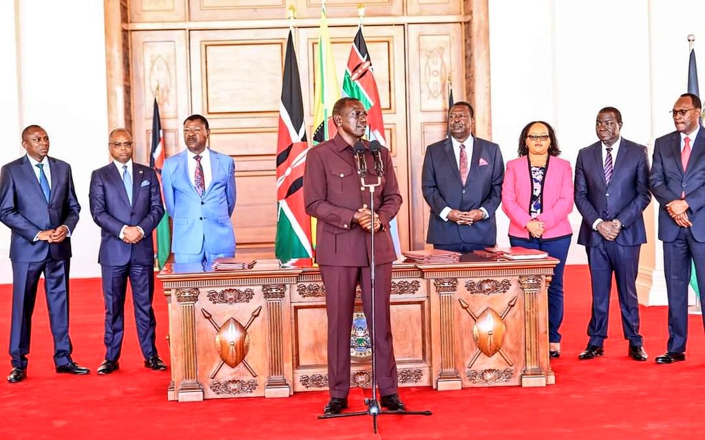 NEW LAW TO UNLOCK BILLIONS FOR COUNTIES

This morning, I joined His Excellency Dr <a href="/WilliamsRuto/">William Samoei Ruto, PhD</a>, President of the Republic of Kenya; Speaker of  <a href="/NAssemblyKE/">National Assembly KE</a> Rt Hon (Dr)  <a href="/HonWetangula/">Rt.Hon.Dr.Moses Wetang'ula</a>; and other leaders at State House where the President signed into law, the County Governments