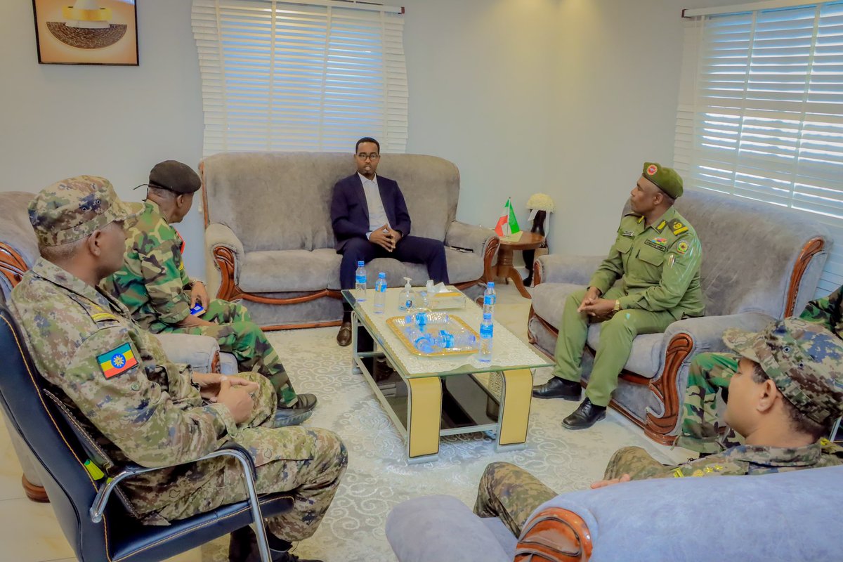 SomalilandMod's tweet image. Wasiirka Wasaaradda Gaashaandhigga JSL Dr Rooble Muuse Cabdi Ayaa xafiiskiisa ku qaabilay u qayb samaha arimaha Ciidanka ee safaarada Ethiopia(Military Attaché) iyo saraakiil sar sare oo Ciidan kuwaas oo ka socday safaarada Ethiopia ay ku leedahay Somaliland.