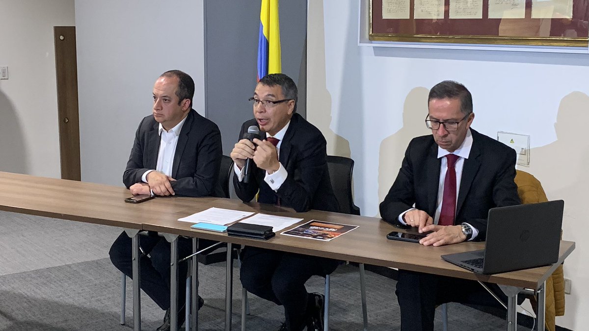 MinTransporteCo's tweet photo. #NosMovemosPorLaVida| Lanzamos la plataforma #Record, para que la ciudadanía pueda registrar presuntos infractores de tránsito. “Contribuimos desde el ministerio para el cuidado en la red vial, en el cumplimiento de las normas colectivas”: @wcamargotriana https://t.co/wOvpOCvIyD