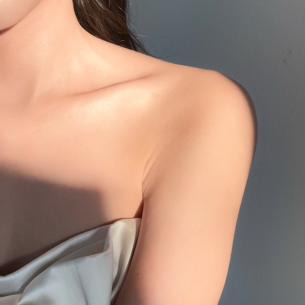 ออกแดดแล้วรู้สึกได้เลยว่าช่วงนี้ผิวใสขึ้นมากก เจอแดดแล้วจะโกลวๆ เล่นแสง ทาครีมควบคู่กับทานอาหารเสริมคือดีขึ้นเยอะจริง✨