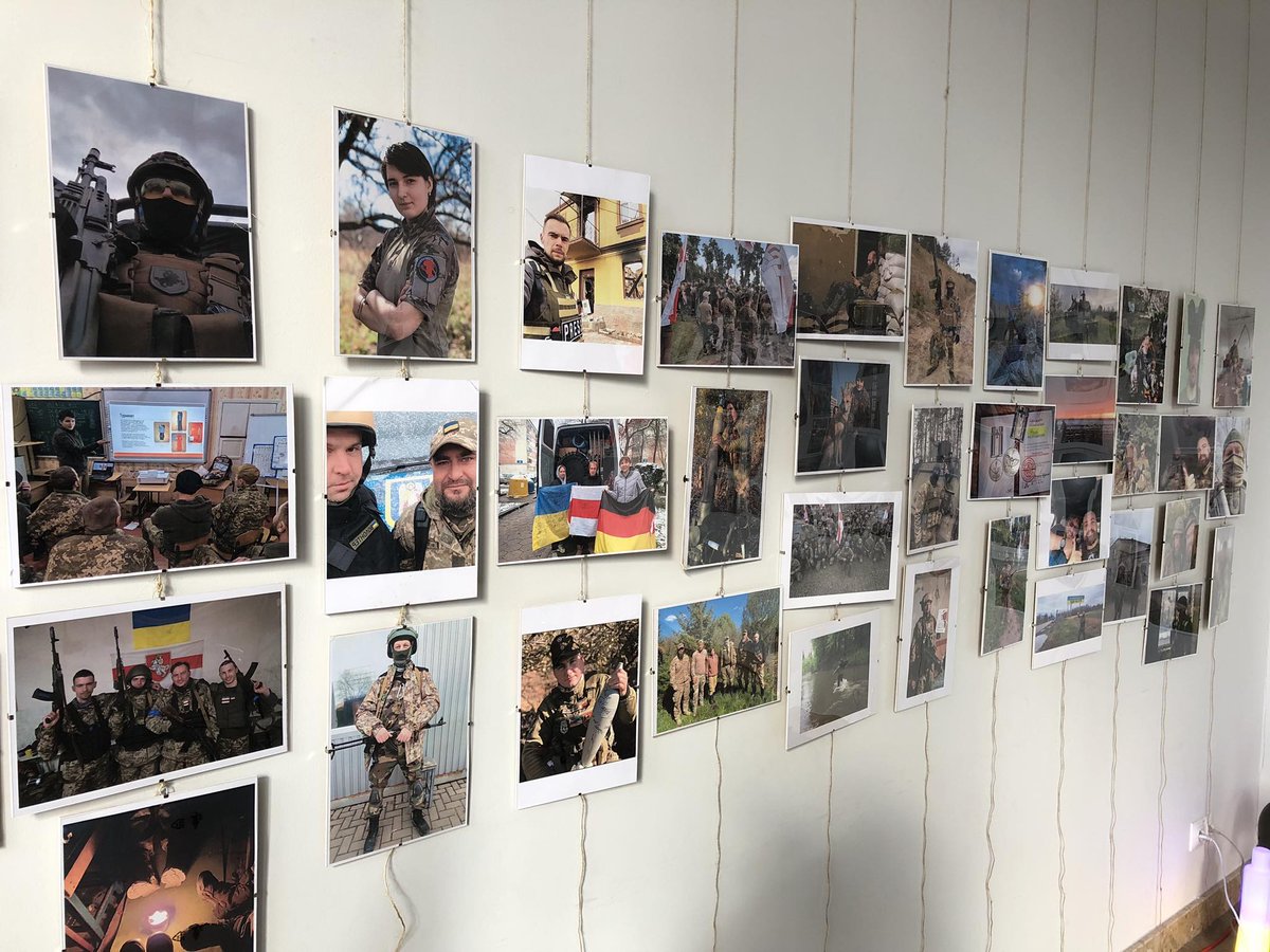 У гадавіну пачатку паўнамаштабнага расійскага ўварвання ва Украіну ў Варшаве адкрылася выстава, прысвечаная беларускім добраахвотнікам і валанцёрам   radiounet.fm/stomlenyya-tol…