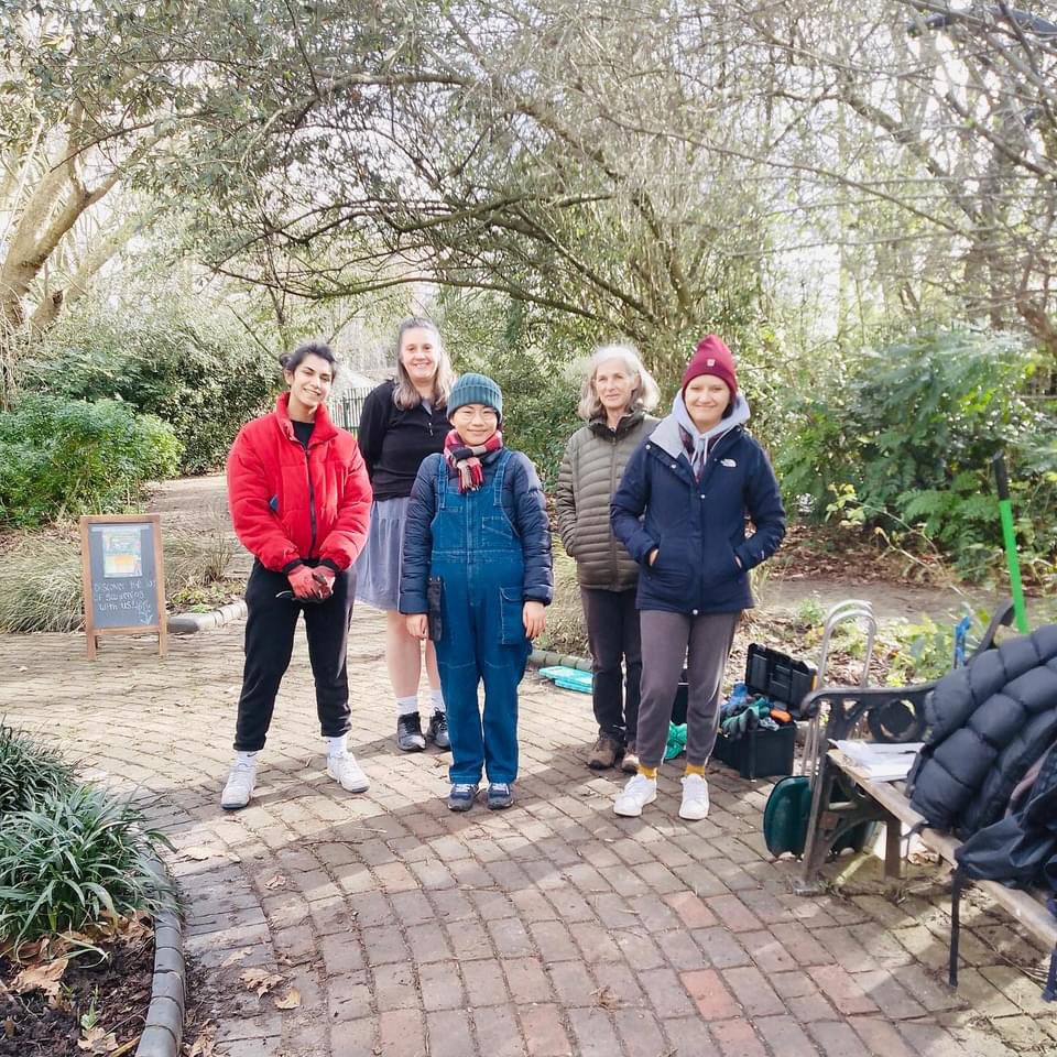 Thanks to our lovely group of gardening volunteers helping to make Market Road Gardens a beautiful public space 🌷 Recently we’ve planted three roses and snowdrops as well as ground cover and pruned the roses🌹Join us! @CallyPkFriends @IslingtonLife @callypark #volunteers