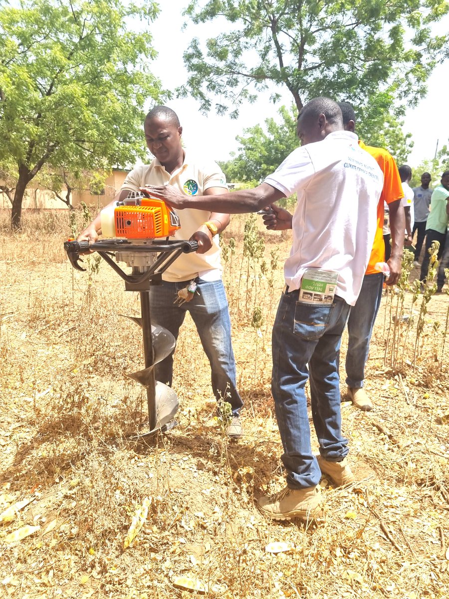 EuropeInGhana's tweet photo. Excited to hand over #ConservationAgriculture tools to Damongo Agriculture College, Babile Agricultural Research Station, & 14 districts in North-West 🇬🇭 under #EUGAP with @giz_ghana, @BMZ_Bund & @mofaghana1
Worth over GHS 650,000, the tools are to be used by Extension Officers https://t.co/GDDdCcGGPm