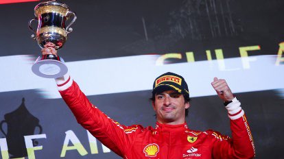 SpheraSports's tweet photo. Gran 3º puesto de Sainz en lo que supone su 19º podium. Max Verstappen y Red Bull arrancan como acabaron. 

En la vida todo tiene un principio y un final, pero parece que este deporte ha entrado en un bucle.

Conclusiones tras Bahréin, por @lizandelrio

🇧🇭 https://t.co/SxJswb6QQV https://t.co/2Fg0MEW27u