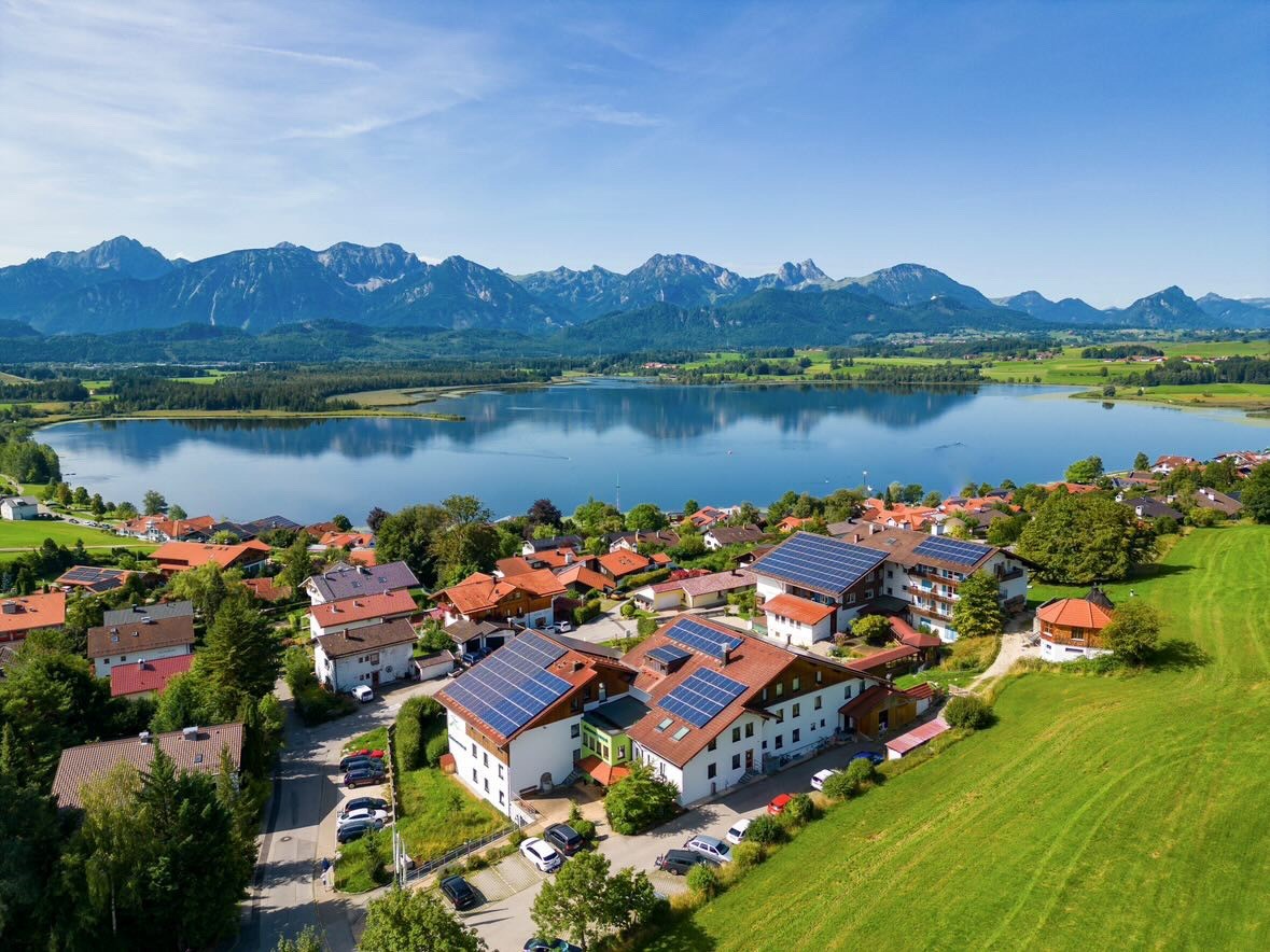 Nachhaltiges #Biohotel Eggensberger in Hopfen am #See, #Allgäu 💚#Gewinnspiel: Wir verlosen 2 ÜN für 2 im familiengeführten &amp; klimapositiven Biohotel – Beste Aussichten für eine Auszeit zum Auftanken in wunderbarer Sonnenlage. ☀️ Teilnahme: wirsindanderswo.de/gewinnspiel