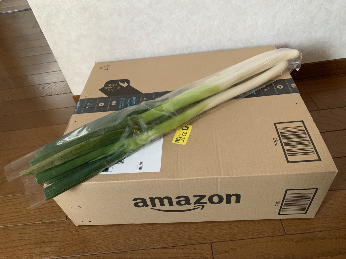 minawa_tte's tweet photo. 20年ぐらい前のアルバムがLPレコードになったので買ってみた。ボーナストラックなどは一切無しというのがPhishというバンド。CD再発売は無い。とても高価です。帰りに買った安い長ネギと一緒にすると大きさが分かりやすい。#roundroom https://t.co/H273QcozaN