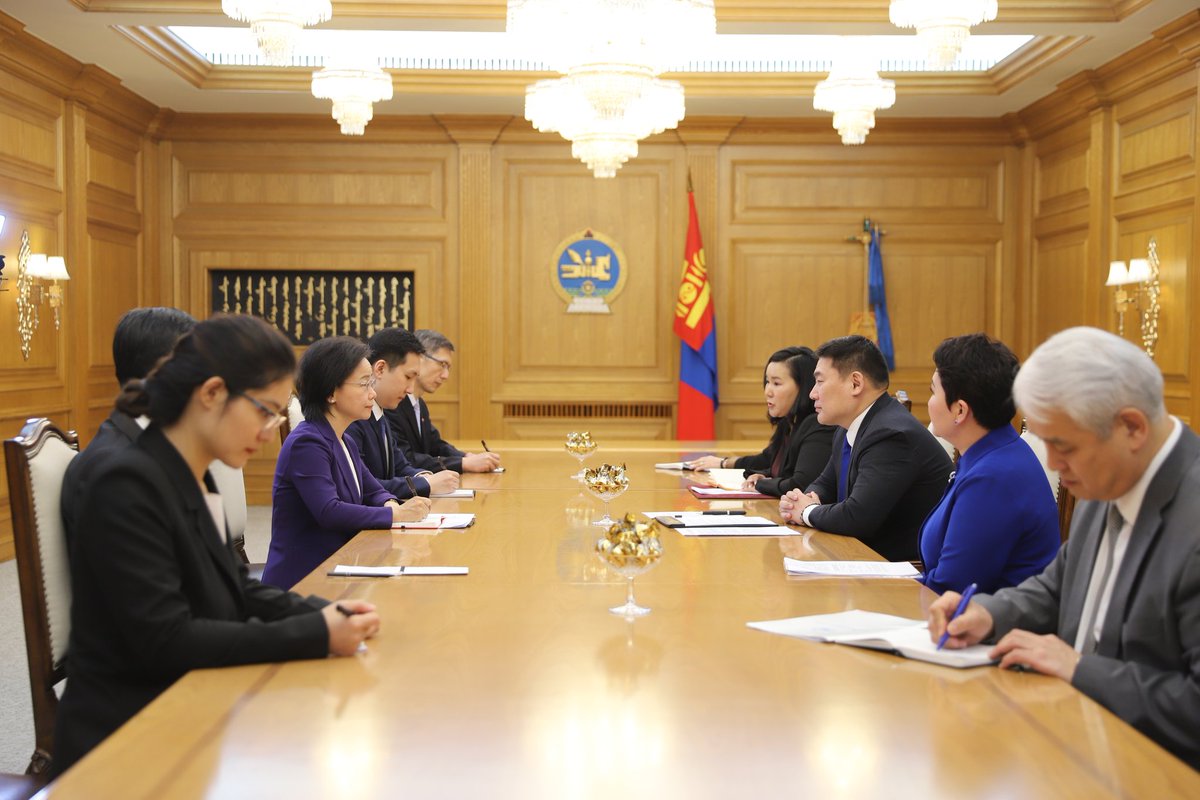 БНХАУ-ын Засгийн газар болон ӨМӨЗО-ны хандивыг <a href="/OyunerdeneMN/">Л.Оюун-Эрдэнэ</a>-д өргөж байгаадаа баяртай байна."Айл хүний амь нэг.Саахалт хүний санаа нэг".Цасан шуургыг даван туулахын төлөө хичээгээрэй Монголчууд аа.