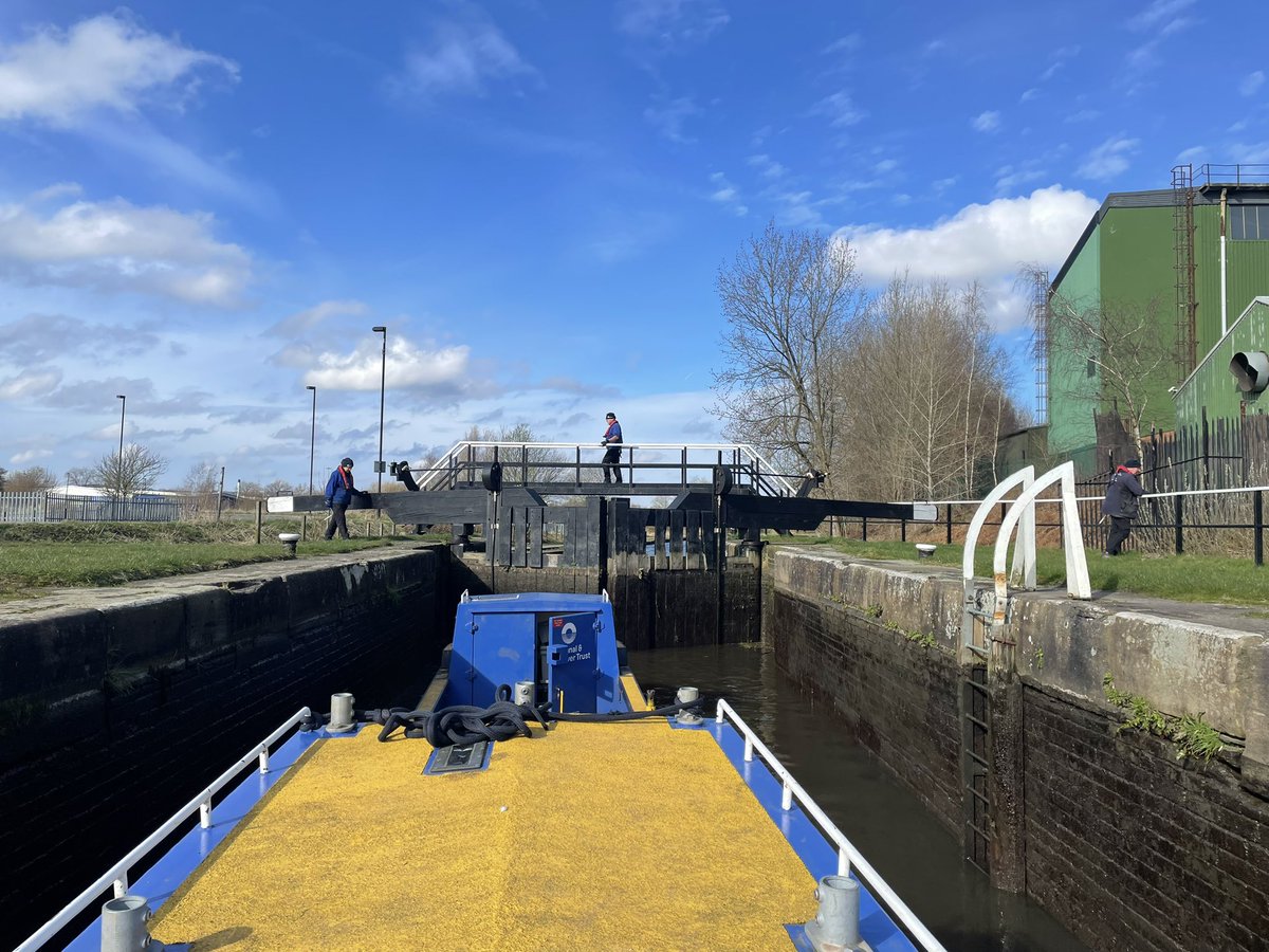 Nice day for moving workboat from Wigan towards Liverpool. En route removed a large branch of tree that had fallen across the canal. @CRTNorthWest @CRTvolunteers #volunteerbywater