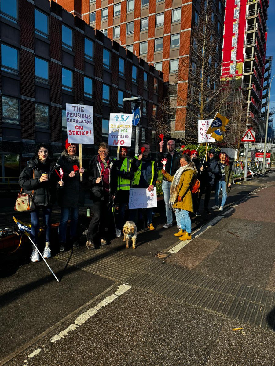 pcs_union's tweet image. 📢📢
“Fair pay now!” for PCS members in The Pension Regulator.
PCS has made very reasonable suggestions for how the dispute could be ended but TPR are burying their heads in the sand

#PCSonStrike #TPRPayUp