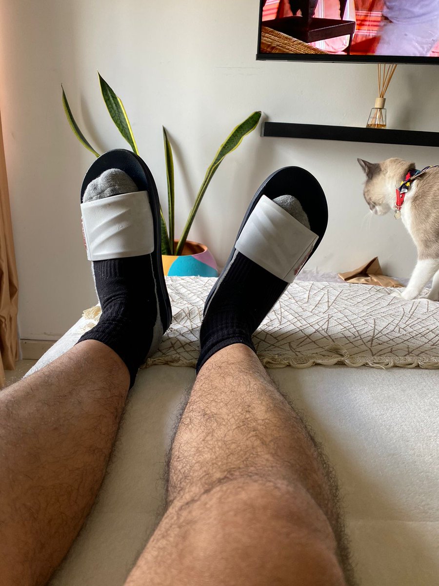 GiantFelipe89's tweet photo. You see little bug, being trapped, sandwiched between my giant socked foot and my slide have a benefit, you won't become a snack for my little michi there hahahaha!

#Giant #Alphagiant #latingiant #coiledfist #sizetwitter #twittersize #giantfetish #sockfetish #sockedfeet #macro https://t.co/zzfJzRkW54