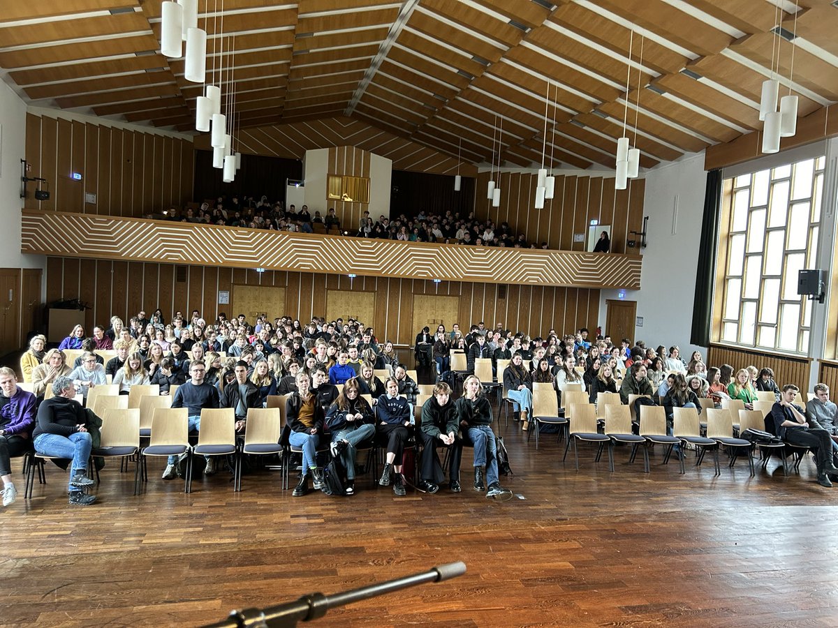 Freue mich, heute am Theodor-Heuss-Gymnasium in #Göttingen an einer Podiumsdiskussion zum #Europatag teilnehmen zu können! U.a. mit @FrankSchorkopf, @kollenrott, @HerrLuehmann sowie Vertretern von SPD, FDP, CDU und Volt. Vielen Dank für die Einladung und die guten Fragen!